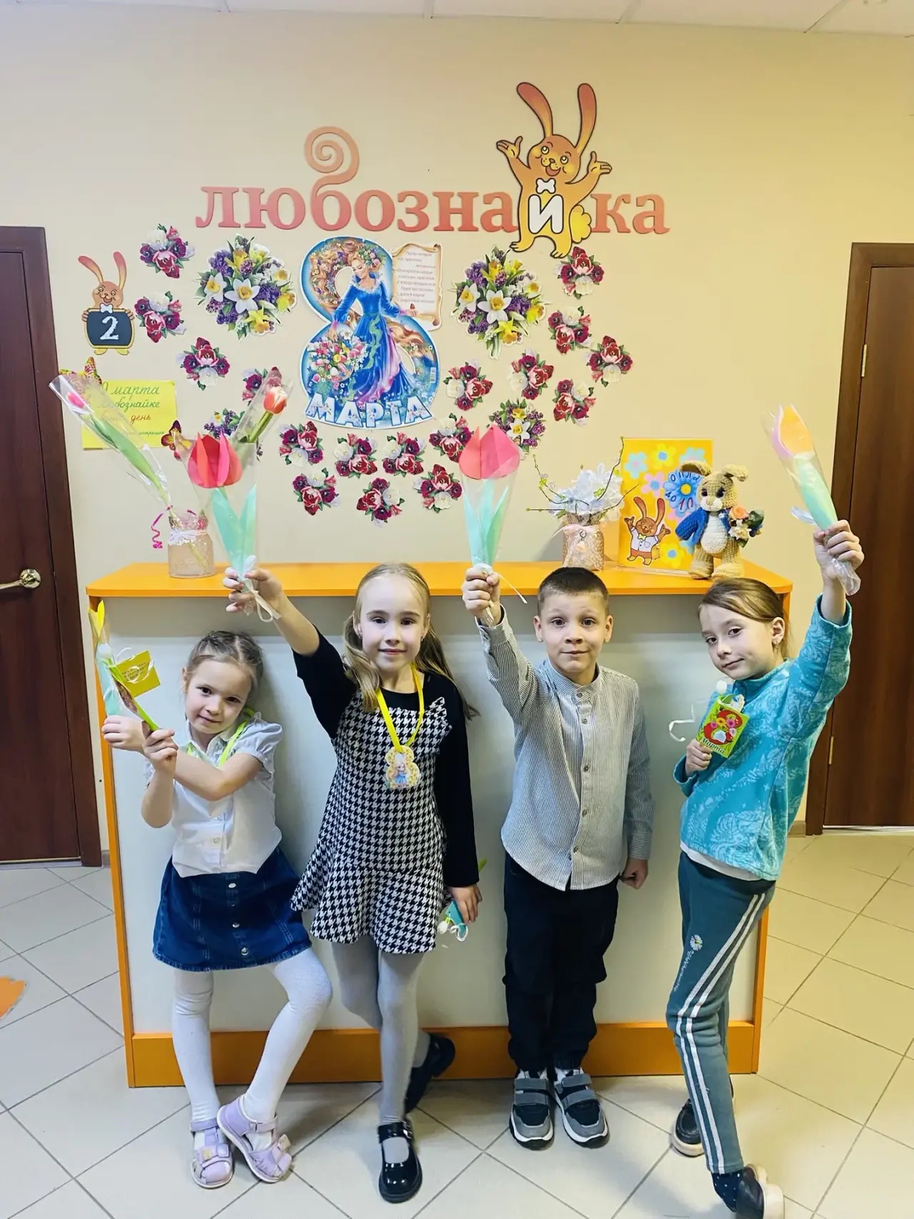 Мы весну встречаем!Маму, бабушку, сестренку дружно поздравляем!